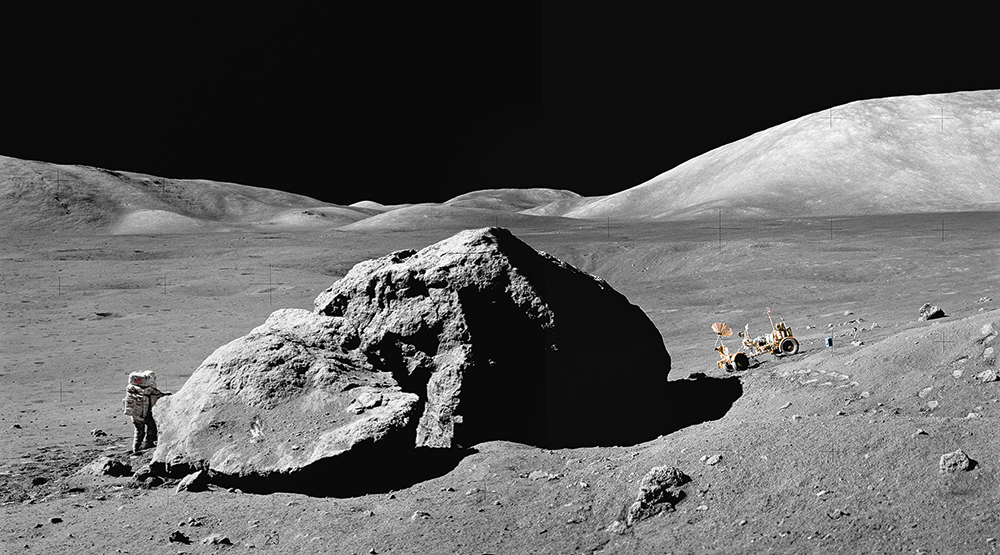 Astronauta Harrison Schmitt w pobliżu tzw. Skały Tracy. Zdjęcie pochodzi z ostatniej amerykańskiej załogowej misji na Księżyc (Apollo 17). Wykonano je 13 grudnia 1972 r. Fot. E. Cernan, domena publiczna