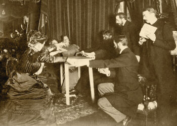 Lewitujący stolik na seansie z legendarnym medium – Eusapią Palladino (1854-1918) w salonie francuskiego astronoma i pasjonata parapsychologii, Cammille’a Flammariona (1898). Fot. domena publiczna