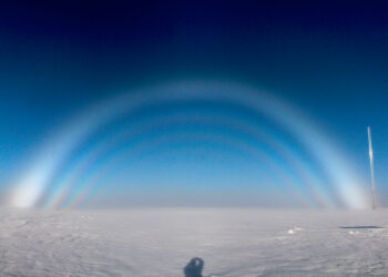 Biała tęcza (w języku angielskim zjawisko to znane jest jako „mglista tęcza”). Fot. za: C. Cox, CIREX/University of Colorado, CC BY-SA 3.0