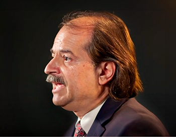 Prof. John Ioannidis, epidemiolog i biostatystyk, jeden z najczęściej cytowanych naukowców świata. Fot. za: Plos One Channel, CC BY 3.0