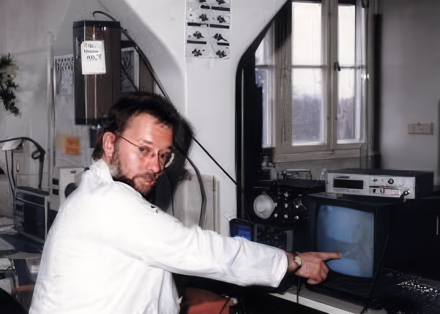 Dieter Broers w Instytucie Biofizyki / Freie Universität w Berlinie. W tym pomieszczeniu Otto Hahn odkrył reakcję rozszczepienia jądra atomu. Były tu też przeprowadzane badania nad wpływem 150Mhz na komórki żywych organizmów.