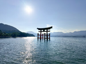 Zdjęcie słynnej Torii z wyspy Miyajima. Fot. autora