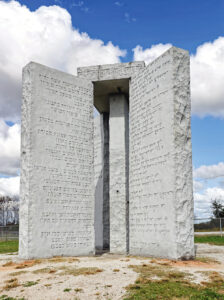 Georgia Guidestones – monument, na którym zapisano „przykazania NWO”. Fot. Bubba73, domena publiczna