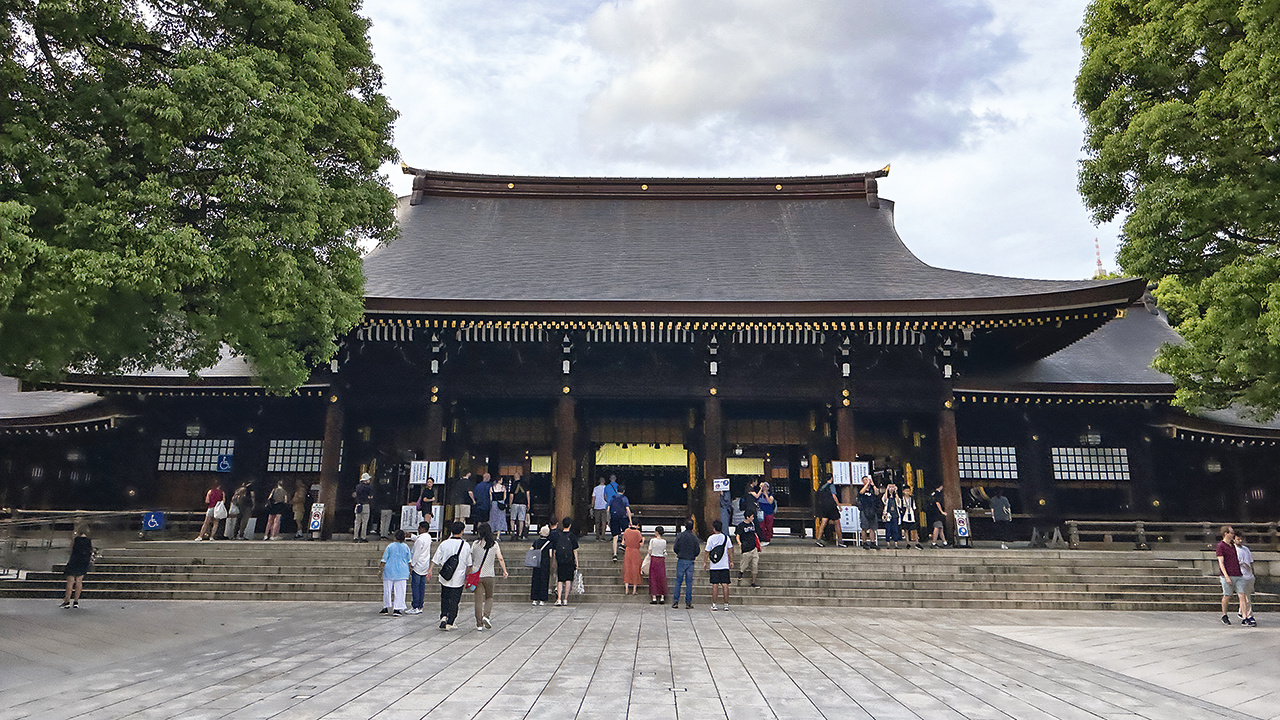Meiji-jingu, czyli jeden z najważniejszych chramów shintoistycznych w całym kraju poświęcony cesarzowi Meiji i jego żonie