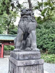 Figura Komainu lwa-psa, mitycznego stworzenia, które broni wejścia do świątyń i świętych miejsc w Japonii