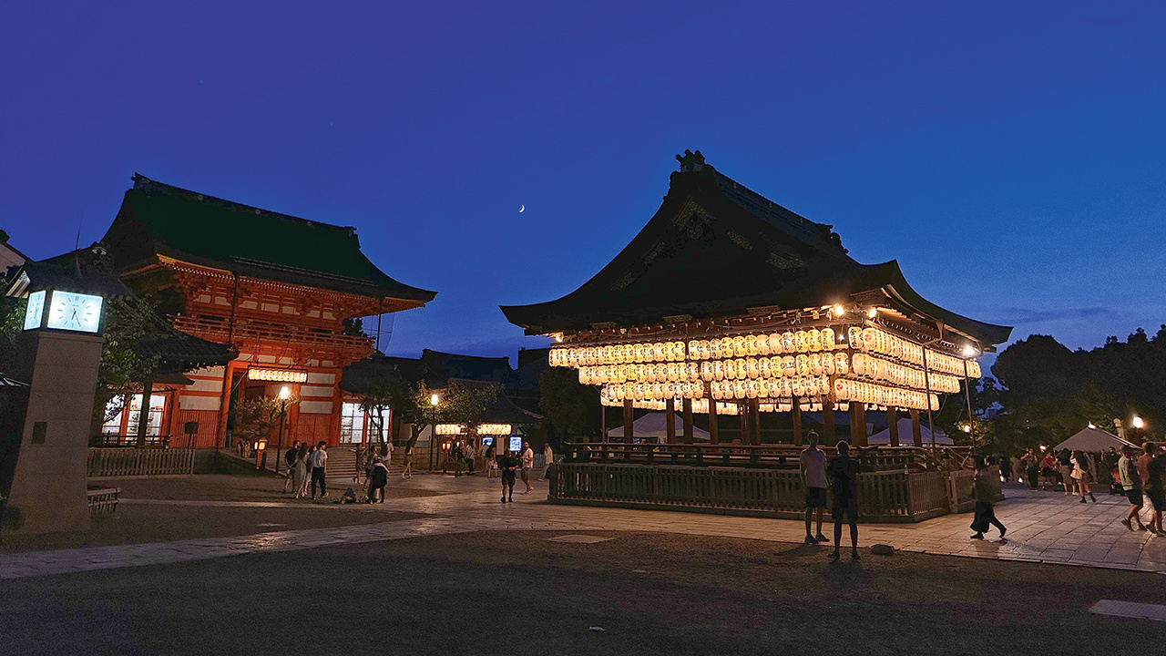Zdjęcie z Yasaka-jinja, świątyni w Kyoto znanej w odbywającego się przy niej w lipcu (i trwającego cały miesiąc) Festiwalu Gion