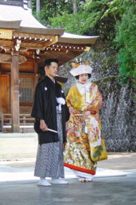 Japońska para podczas współczesnej ceremonii ślubnej w Takayama, fot. Jim Maes, Wikipedia.org