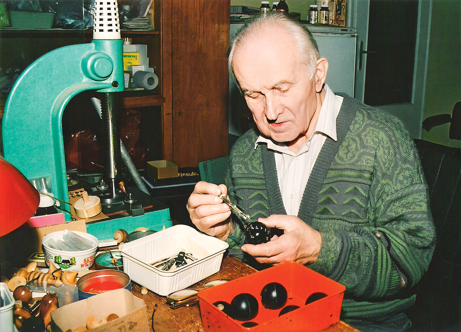 Józef Baj stworzył najbardziej precyzyjną na świecie technologię wytwarzania wahadeł uniwersalnych (1995 r.)
