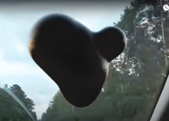 Tak mniej więcej wyglądał czarny twór, gdy zaczął się gwałtownie rozrastać przed wniknięciem do wnętrza samochodu