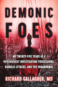 Okładka książki dr. Richarda Gallaghera. Jako profesor kliniki psychiatrycznej w Nowym Jorku był zdania, że w pracy psychoanalityka całkowite odrzucenie możliwości opętania wydaje się mniej logiczne i często bardziej szkodliwe, niż dokładne przypatrzenie się faktom. fot. materiały prasowe