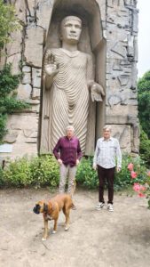 Bracia na tle kopii posągu Buddy w skali 1:9 z prowincji Bamian w Afganistanie. Fot. Marek Żelkowski