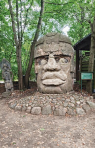 Olmecka głowa. Fot. Marek Żelkowski