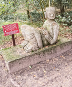 Chac-Mool. Typ kamiennego ołtarza kultury Majów-Tolteków z naczyniem na brzuchu, gdzie składano bijące jeszcze serca ofiar. Wierna kopia 1:1. Fot. Marek Żelkowski