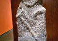 Granitowy menhir z Punta Patania znajdujący się w Muzeum Prehistorii Korsyki i Archeologii w Sartane. Fot. Leszek Matela