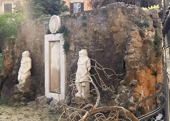 „Alchemiczne Drzwi” przy Piazza Vittorio Emanuele II, zamurowane i niedostępne dla zwiedzających, opatrzone tajemniczymi inskrypcjami
