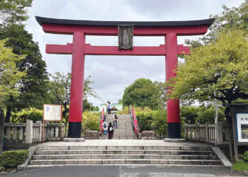 Wejście do lokalnej świątyni w Tokyo poświęconej bóstwu Tenjin (patron naukowców, uczniów, zdobywania wiedzy). Sama świątynia zwie się Kameido Tenjinsha