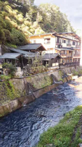 Jeden z tradycyjnych ryokanów w wiosce Kurokawa Onsen. Fot. Agnieszka Binek