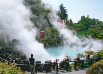 Jedno z wielu gorących źródeł (onsen) w Japonii – Umi Jigoku (Morskie Piekło), prefektura Oita. Fot. 663highland, Wikipedia.org